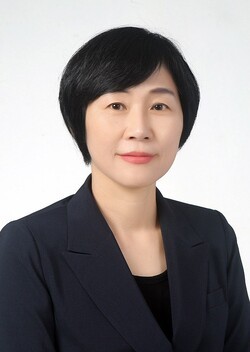 시아버지 상을 치른후 저읍시에 장학금을 기탁한 백지원 정읍시의회 사무국장.